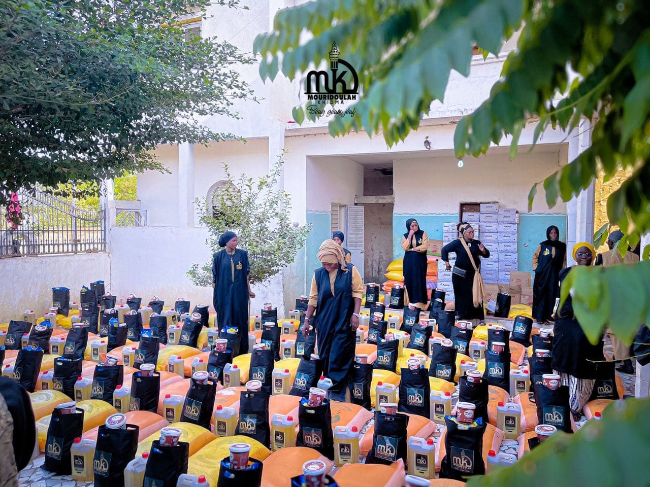 Membres de Mouridoulah Khidma rassemblés pour une activité de solidarité